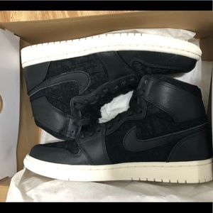 NIKE WOMEN’S SZ 9 JORDAN 1 RETRO HI BLACK